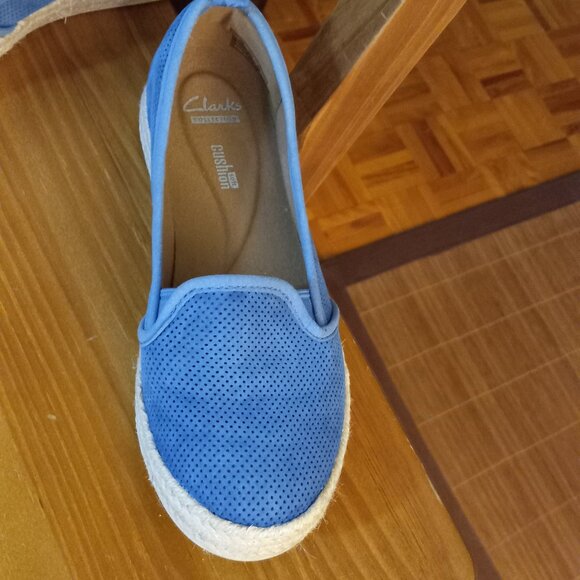 CLARKS SLIP-ON SNEAKERS  SIZE 6 W - Picture 1 of 4